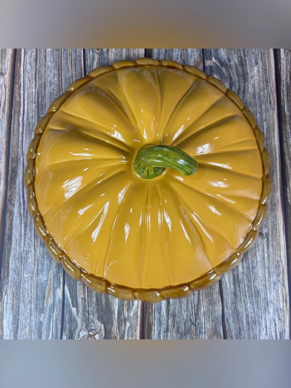 Pie Keeps Pumpkin Pie Plate & Cover - Yellow with Green Stem